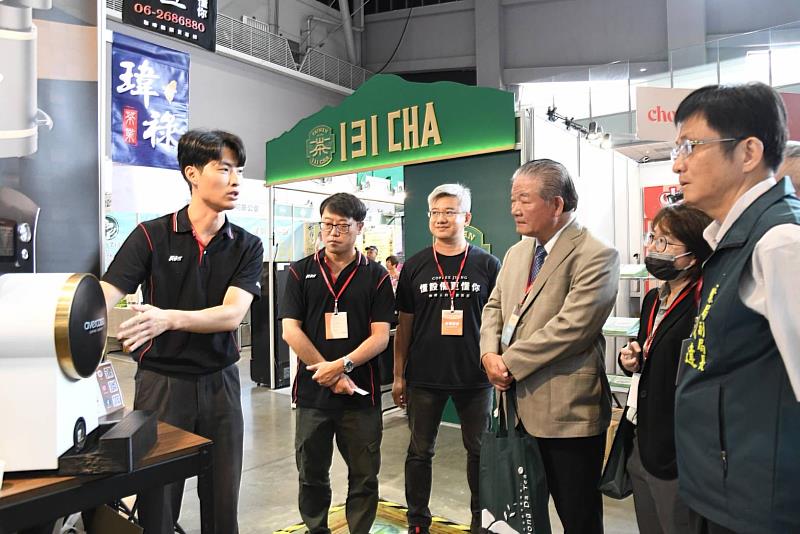咖啡匠現場示範挑豆機 (圖為臺南市經濟發展局 提供)