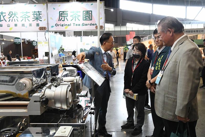 百程機械現場展示多功能自動化包餃子機 (圖為臺南市經濟發展局 提供)