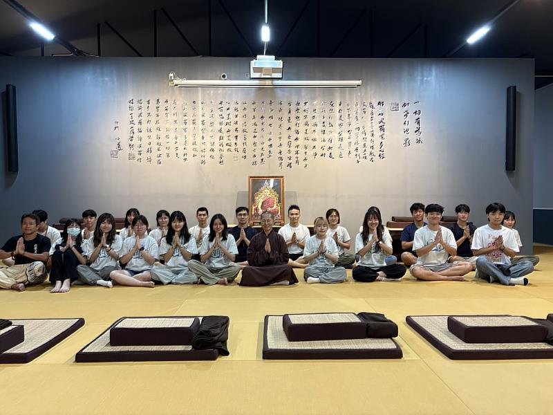 台灣醫療團隊義診師生，於尼泊爾密勒日巴中心進行禪修學習。（圖由尼泊爾密勒日巴禪修中心提供）
