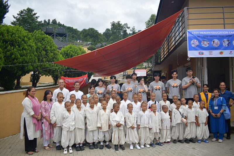 尼泊爾密勒日巴禪修中心設立服務據點，為週邊小沙彌們，提供健康檢查服務工作。（圖由尼泊爾密勒日巴禪修中心提供）