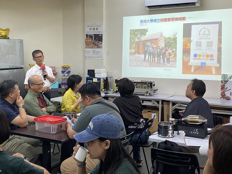 暨南國際大學鄭健雄代理院長向長榮大學USR團隊分享校園實習咖啡館之成立歷程與咖啡介紹