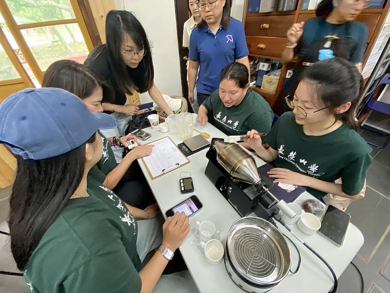 長榮大學USR團隊了解烘豆等步驟並記錄咖啡生豆顏色變化