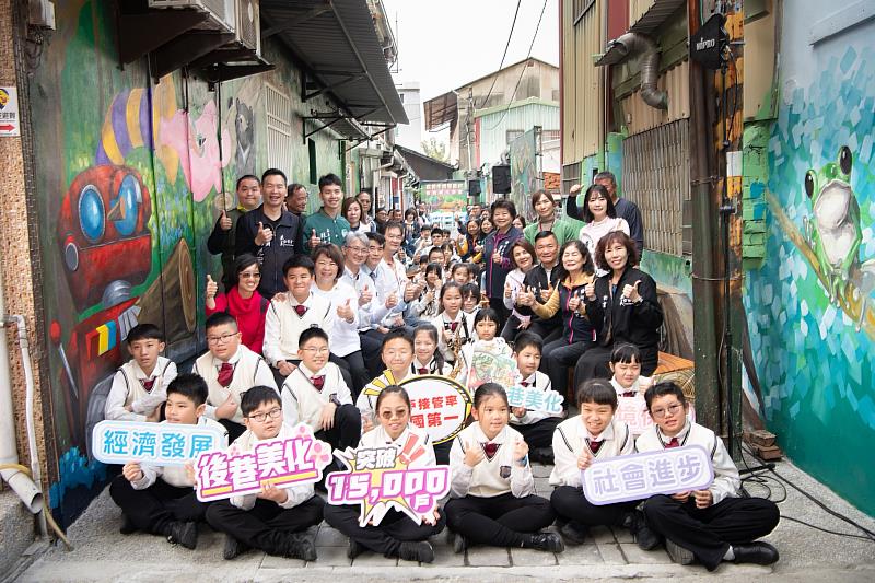 黃敏惠市長與周邊居民、學生巷同見證污水下水道建置後的改變