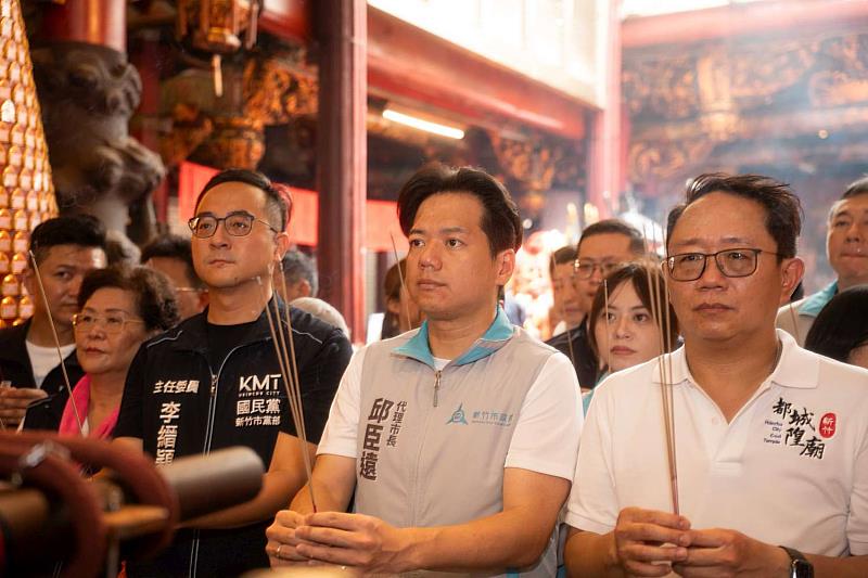 代理市長邱臣遠、新竹都城隍廟管理人鄭來聖與貴賓團拜,祈願新竹市民平安喜樂、萬事吉祥。