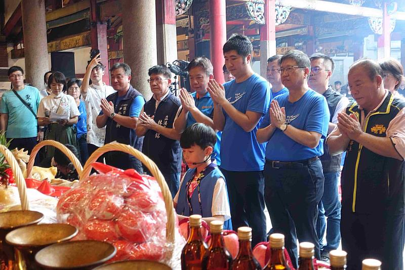 本次首度由學童請神，圖為東光國小蔡同學