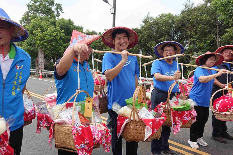 客委會副主委邱星崴(中)參與 「擔擔相傳代代傳」挑擔活動
