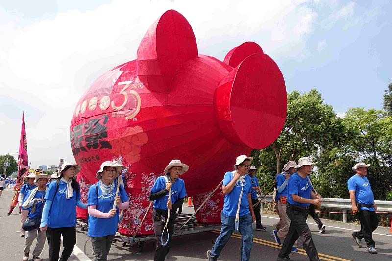 亮紅「大神豬」踩街