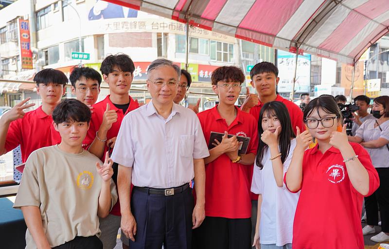 熱情響應捐血的朝陽科大畢聯會學子，與鄭道明校長合影。