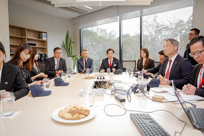 邱臣遠代理市長率訪團與CO2CRC商務總監Chan Kwong Soon進行交流。