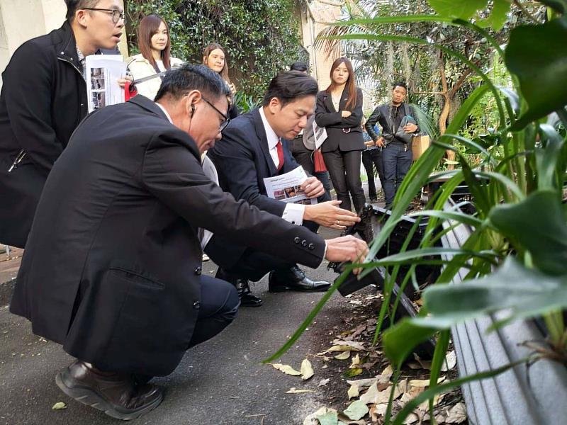 代理市長與環保局長針對Coolseats的堆肥系統層架功能進行研究。