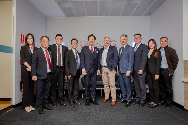 邱臣遠代理市長率訪團與CO2CRC CEO Matthias Raab(右五）及商務總監Chan Kwong Soon（右一)、駐墨爾本台北經濟文化辦事處呂明澤處長(右四）合影。