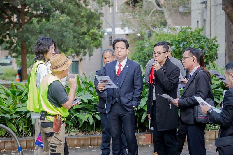 設計者前雪梨市議員Michael Mobbs解說Coolseats獨特之處在於具有座椅、花壇及堆肥三合一功能。