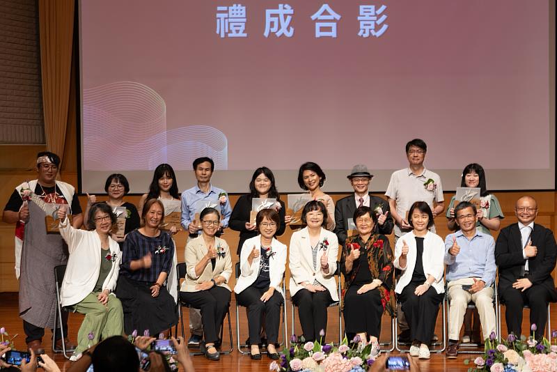 文化部常務次長徐宜君（前排左5）、臺文館館長陳瑩芳（前排左4）、評審委員、「2025臺灣文學獎」創作獎得獎者及貴賓合影。