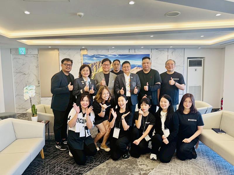 大阪世博TechWorld館長邱揮立(後排右3)、專案辦公室主任張如蕙(後排右2)與台北愛樂管弦樂團首席蘇顯達(後排右3)、首席指揮林天吉(後排右1)、營運委員朱育佑(後排左1)、華洲園團長林建旭(後排右2)合影。