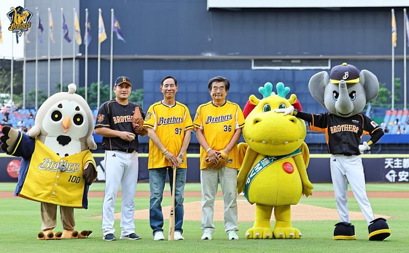 中信兄弟與日本讀賣巨人聯名主題日,台灣人壽莊中慶總經理(左3)與中央再保險公司戴錦銓董事長(右3)連袂開球。/中信兄弟提供