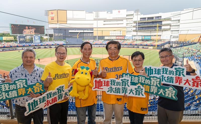 台灣人壽莊中慶總經理(左3)、周冠男獨立董事(右2)與許東敏董事(左2)號召球迷看棒球挺永續。/台灣人壽提供