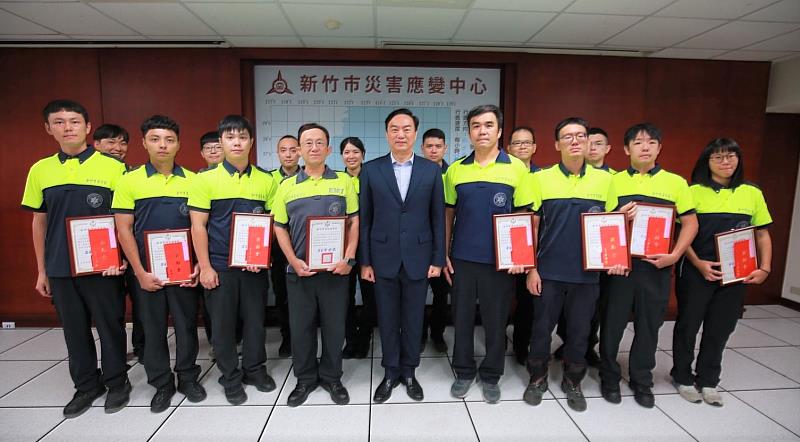 消防局長李世恭表彰同仁們的卓越表現，向救護英雄致上崇高敬意。