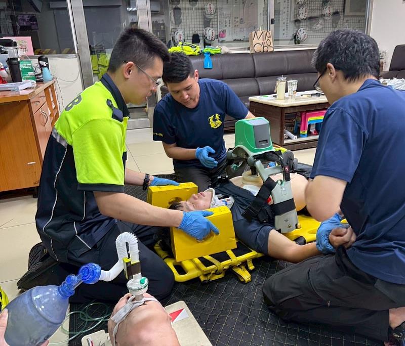 此次參與救護勤務的消防人員與鳳凰志工展現高度專業與臨場應變能力。