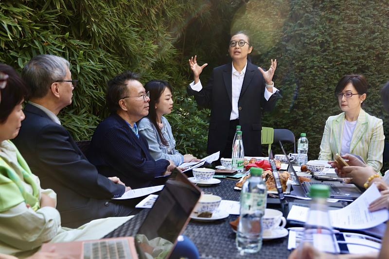 駐法國臺灣文化中心主任胡晴舫（站者）說明近年執行的諸多專案計畫，讓臺灣文化品牌形象在歐洲更加強化，如2024巴黎文化奧運「臺灣館」、2024法國夏佑國家劇院「臺灣焦點」、2023瑞士洛桑漫畫節主題國臺灣等。