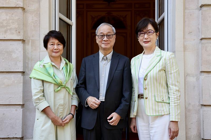 駐法大使郝培芝（右起）、文化部長李遠、第29屆臺法文化獎評審林曼麗在駐法國代表處會面，並將出席「臺法文化獎」頒獎典禮。