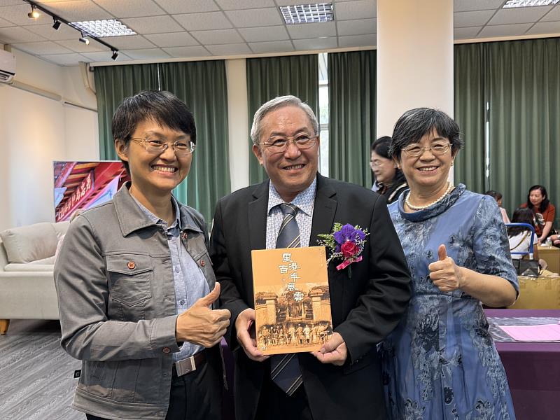 客委會主委古秀妃與本書作者暨阿里港文化協會理事長吳庚元夫婦