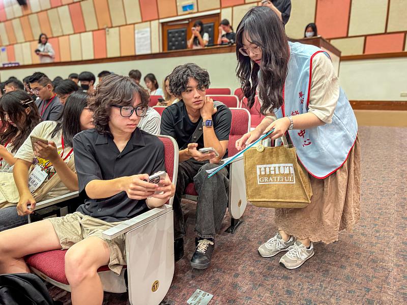 世新大學新生始業式現場安排線上身心狀態調查表施測，協助學生了解心理狀況並提供即時輔導資源。（世新大學提供）