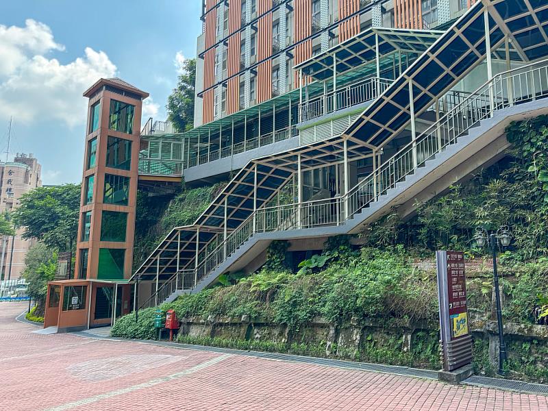 世新大學諮商中心地點便利，位於校本部宿舍下方、郵局對面，提供學生貼心且易於使用的心理輔導服務。（世新大學提供）