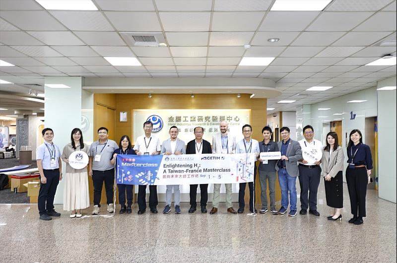 金屬中心攜手法國研究機構CETIM辦理Enlightening H₂: A Taiwan-France Masterclass氫能人才培育工作坊(合影貴賓左7為金屬中心王俊傑副執行長、左6為Ayoub EL MOUTAOUAKKIL Cetim R&D Project Manager、右7為Phillipe ROHART Cetim Senior Expert)