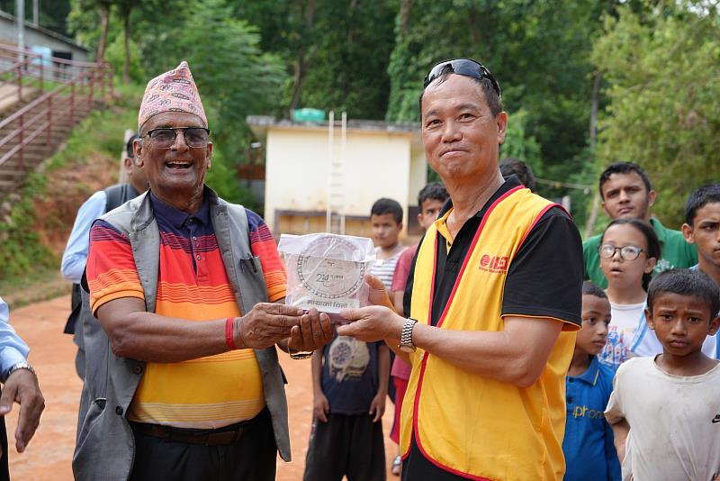 For the first time, foreign volunteers provided service to deaf children. The president of the committee at a rural school for the deaf in Gorkha (left) presented a certificate of appreciation to the LJM Nepal Milarepa Center.（Photo courtesy of LJM）