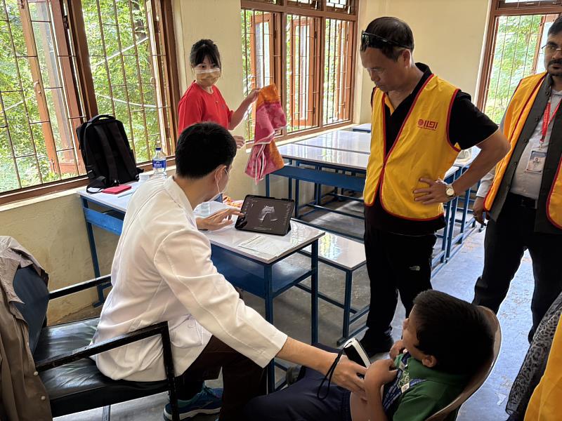 Doctors from Tri-Service General Hospital used advanced equipment to perform abdominal ultrasounds for local children.（Photo courtesy of LJM）