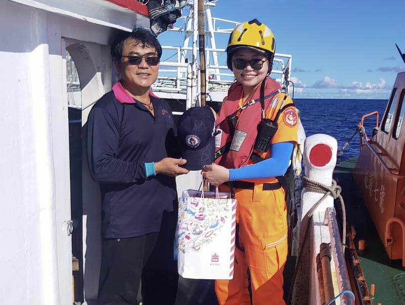 海洋委員會海巡署艦隊分署直屬船隊巡護七號船慰勉我國遠洋作業漁船
