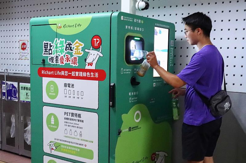 「碳竹雞AI智慧回收機」已於該校工學大樓正式啟用,可自動辨識並分類寶特瓶、鋁罐與電池等回收物。(圖/淡江大學提供)