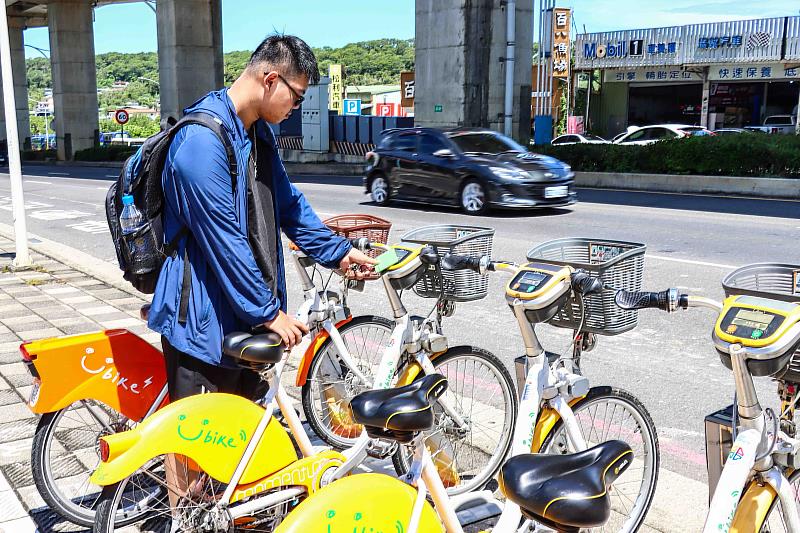 淡江大學輕軌站旁設有YouBike公共自行車站點,方便更多師生響應低碳交通。(圖/淡江大學提供)