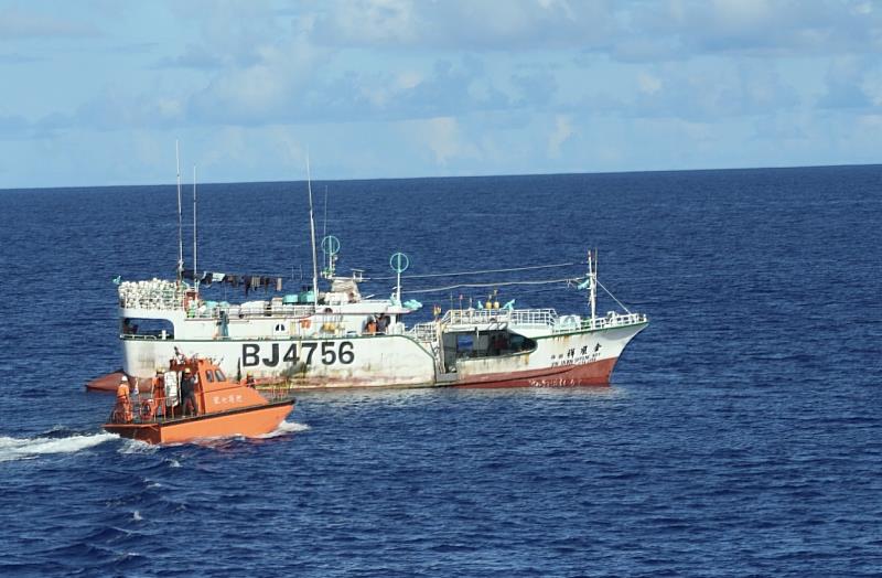 海洋委員會海巡署艦隊分署直屬船隊巡護七號船登檢我國遠洋作業漁船