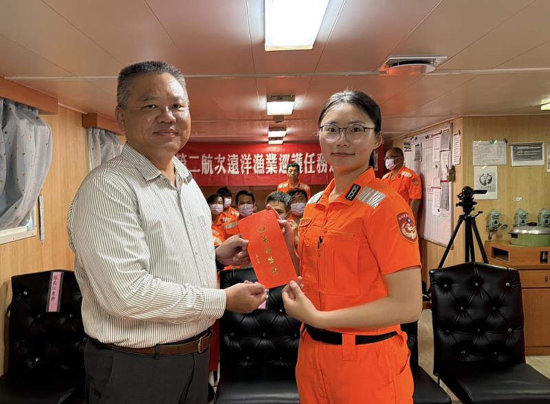 海洋委員會海巡署許靜芝副署長頒發加菜慰勞金
