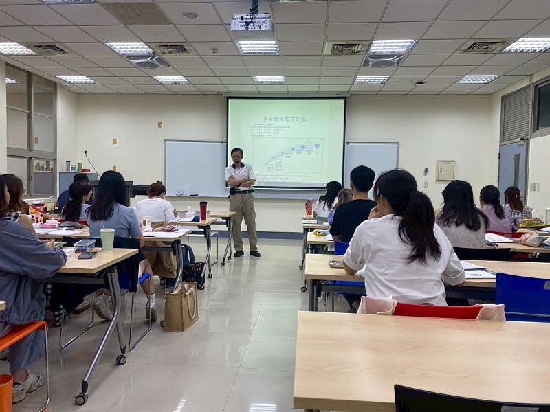 台南市政府退休主任督學王立杰主督為學員授課