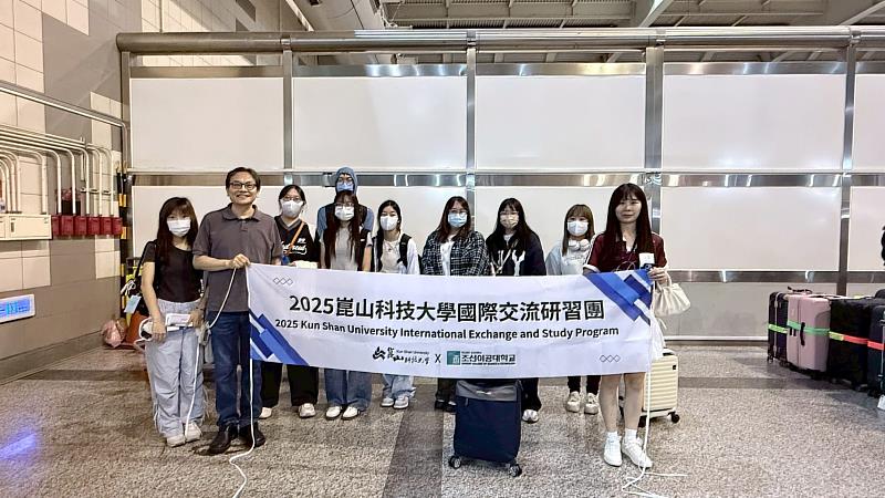 本校選送學生前往韓國姊妹校朝鮮理工大學進行暑期研習交流，行政副校長鐘俊顏（左2）為學生送機