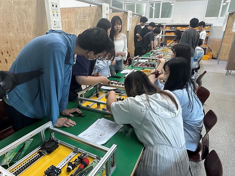 學生體驗電機工程系專業課程
