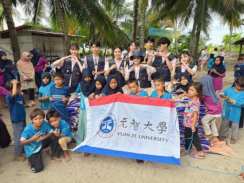 元智大學尤淨纓教授領隊（中）結合國內外公益團體與企業資源，共組「2025巴瑤族公益之旅」，前往馬來西亞沙巴州海域展開人道關懷行動。