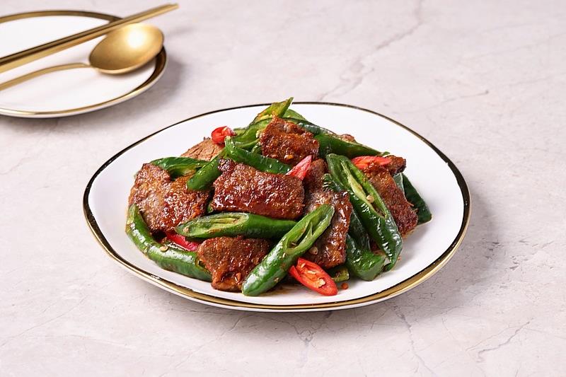 海味季新菜以閩式手法融入台灣在地食材，結合當地手炒沙茶，提升食材風味、嚐來微辣馥郁。