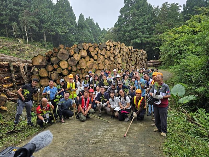 國際來賓於FSC永續經營人工林林場,進行造林地植樹體驗