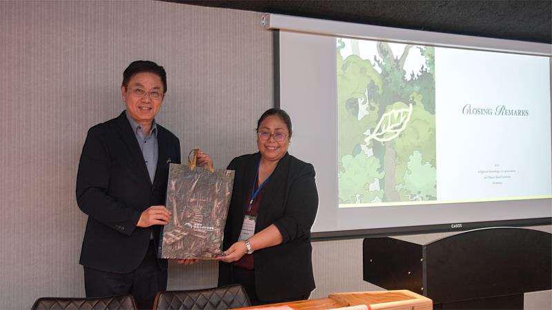 林署長致贈菲律賓代表處副代表Cherbett Karen L. Maralit女士南庄林下經濟產品及土肉桂茶包
