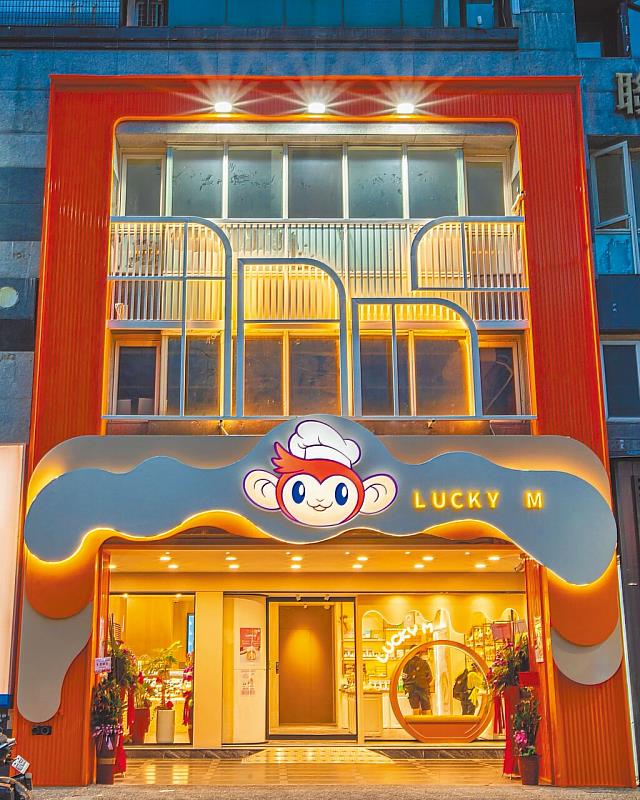 「Lucky M」融合品牌IP信運猴與特色座椅，成為最吸睛的打卡新地標。