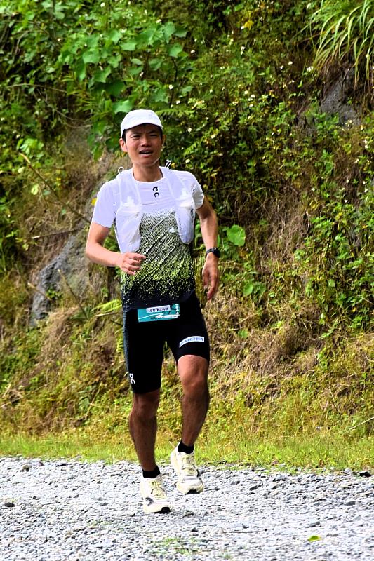 日本選手石川佳彥以09:17:00奪得百公里男子冠軍，順利完成衛冕。
