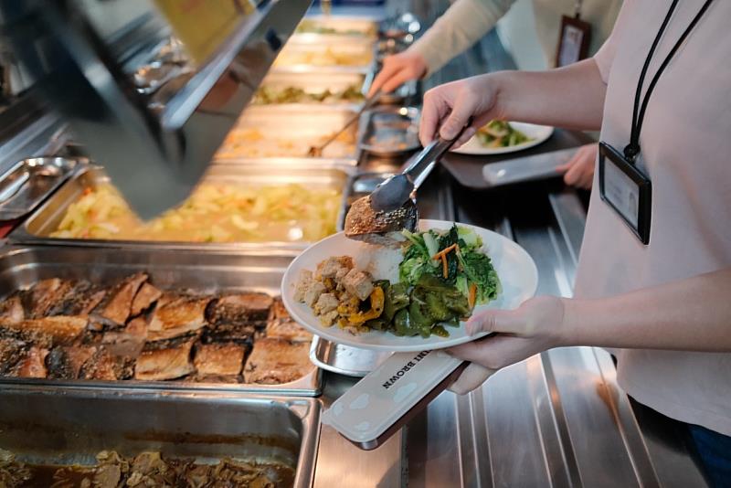 餐廳食材選用經海洋之心生態標章認證的在地海鮮
