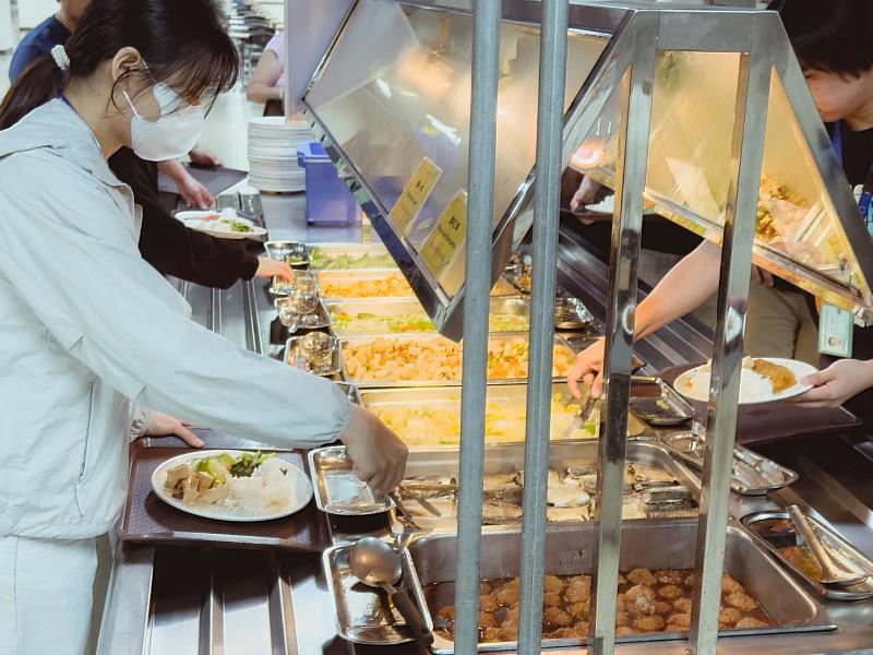 誠美材料員工打菜情形