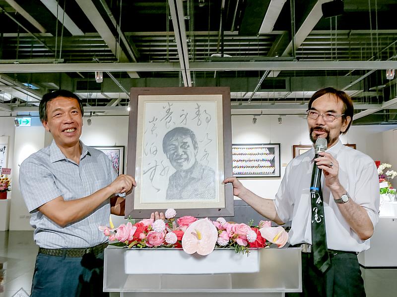 唐菁老師於開幕茶會上，特別致贈親手創作的素描結合書法作品，象徵深厚的情誼。