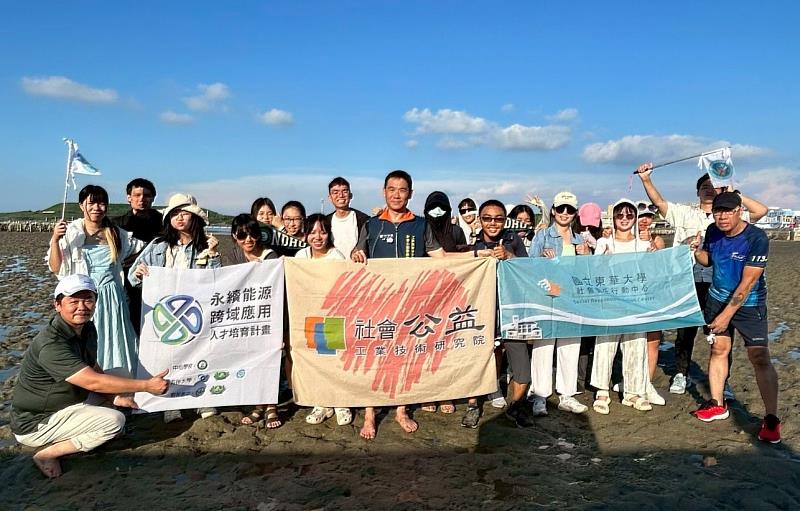 東華大學修課同學們與工研院技術團隊合影。(東華大學社會責任行動中心提供)