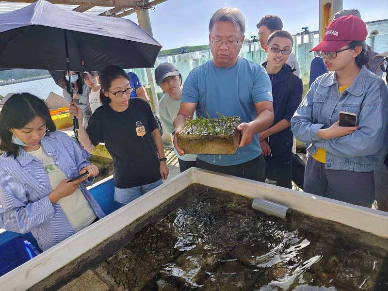 水試所冼宜樂老師進行海草復育相關經驗與說明。(東華大學社會責任行動中心提供)