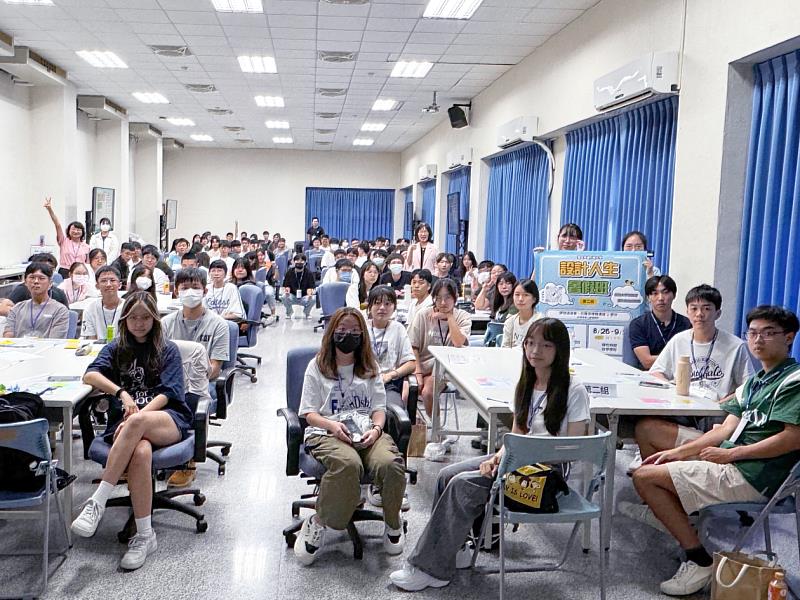 「設計人生課程」吸引百位新生齊聚一堂，展開多日深度體驗學習；現場氣氛熱烈，課程引導學生邁出設計人生的第一步。